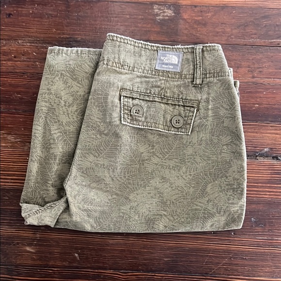 The North Face Women’s Pattern Cargo Shorts Size 8L - Picture 1 of 5